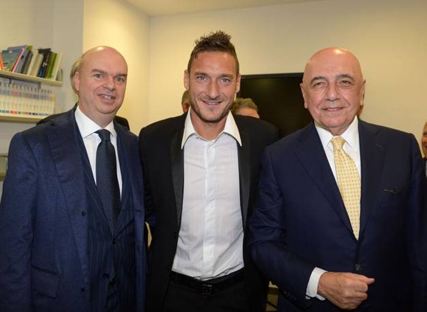 A rendere omaggio al capitano anche Fassone, d.g. dell&#39;Inter e Galliani, a.d. del Milan. Bozzani